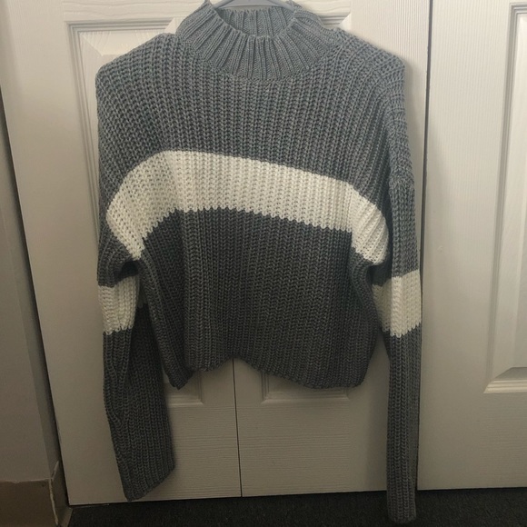 Forever 21 Sweaters - Forever 21 Gray & White Cropped Sweater